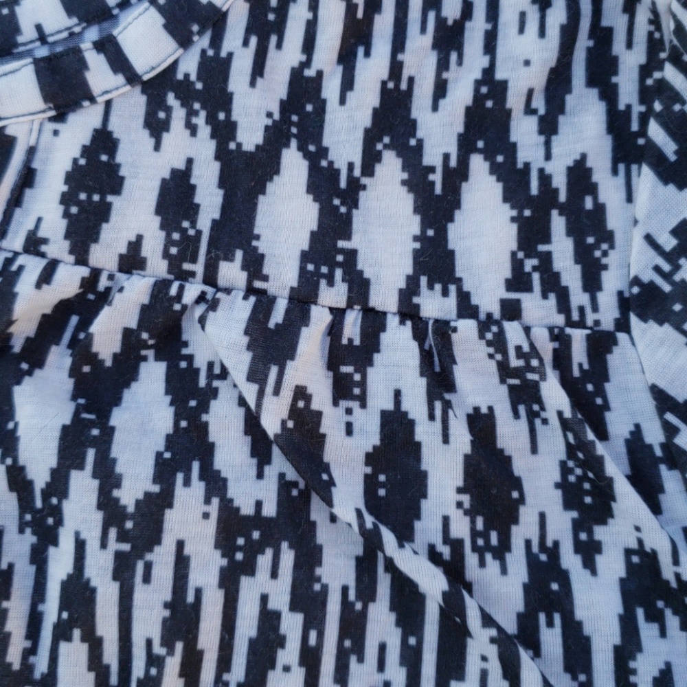 H&M Abstract Top in Black & White - Picture 3 of 3